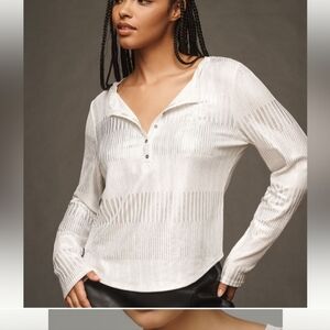 PILCRO Large Top The Andie Ribbed Henley  Shimmer Ed Anthropologie White Silver